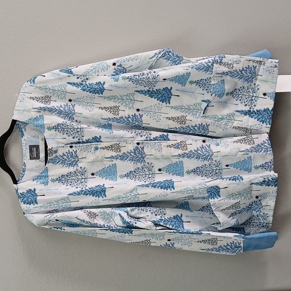 Butter-Soft Originals Holiday Frost Print Women's 3-Pocket Scrub Jacket 3x - Picture 2 of 7